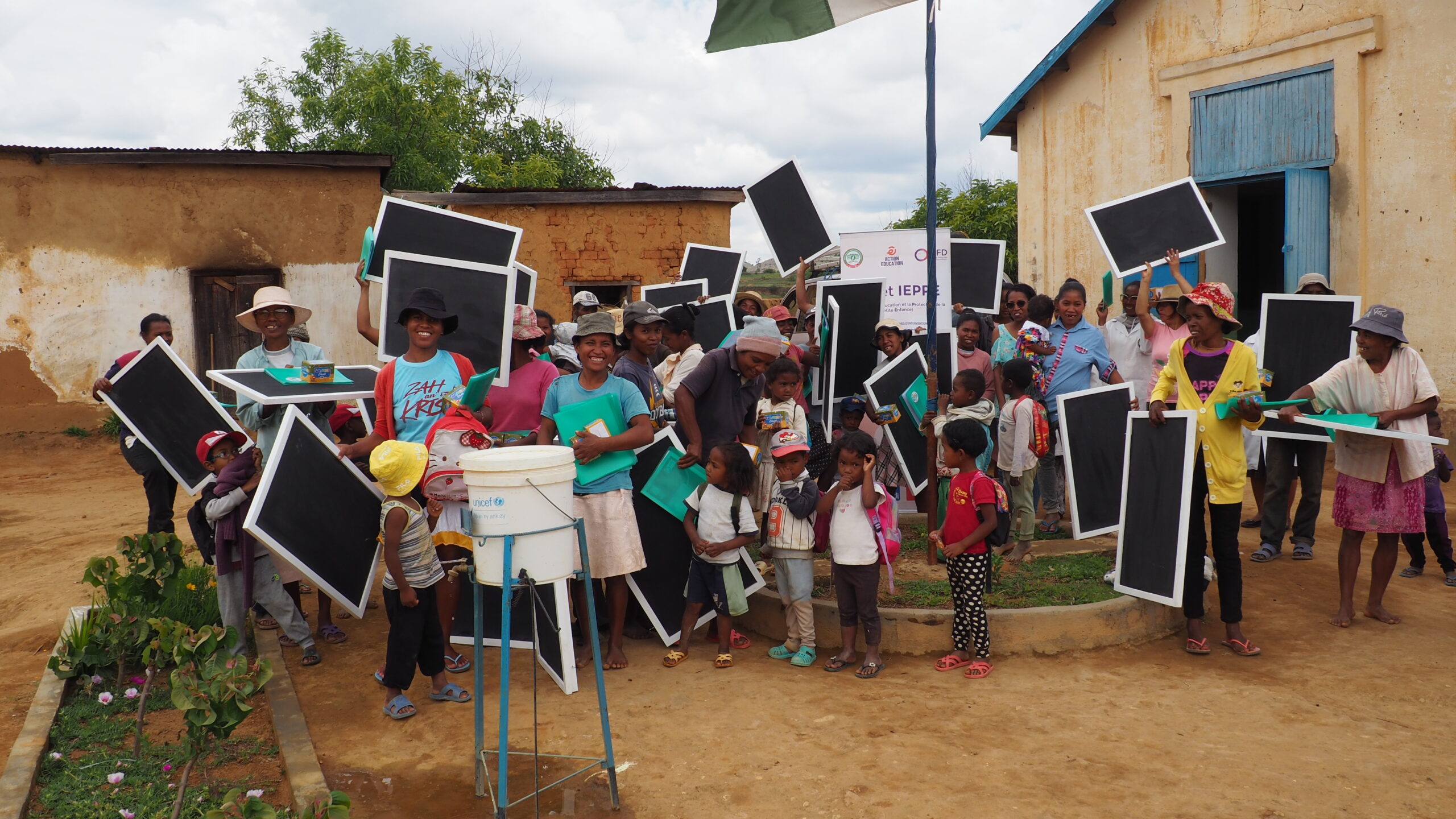Projet IEPPE à Madagascar : Des boîtes à outils distribués aux parents pour aider les enfants