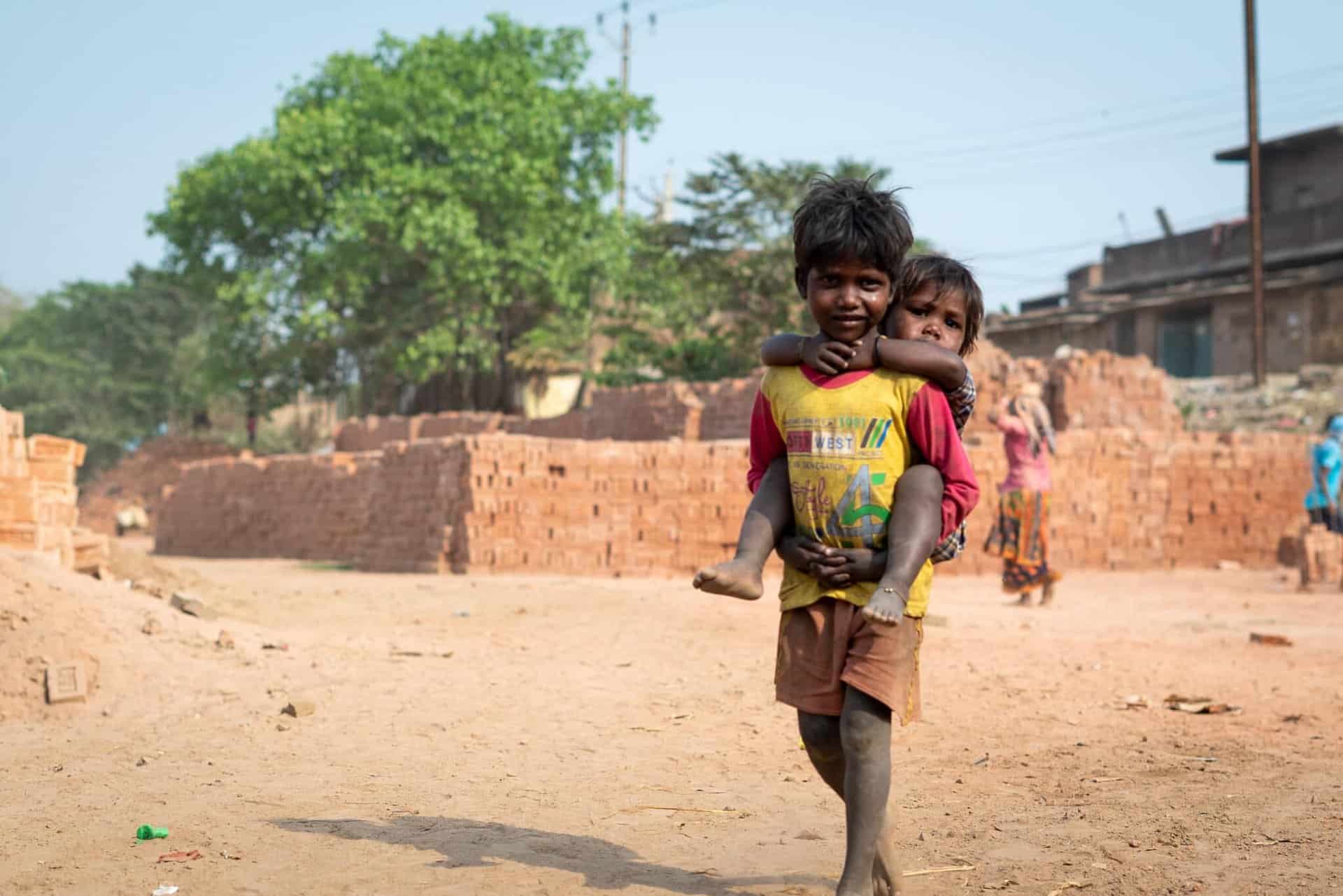 2 enfants indiens dans une briqueterie en Inde