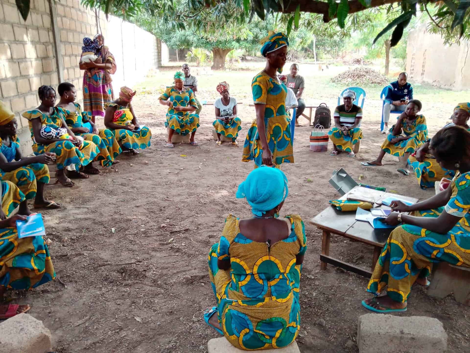 Des femmes du projet Savanes Motaog au Togo sont réunies pour discuter ensemble