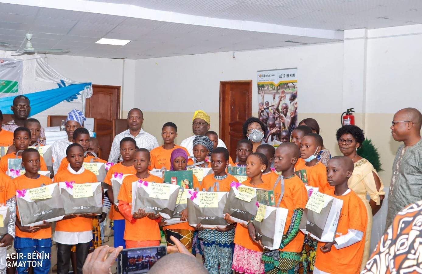 kids from the AGIR project of Action Education receiving their prize for the day of excellence