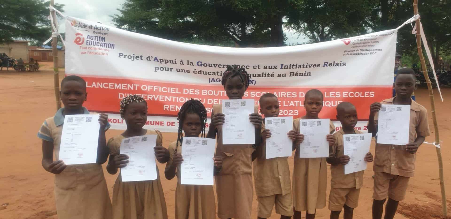 remise de fournitures scolaires et d'actes de naissances aux élèves défavorisés au Bénin