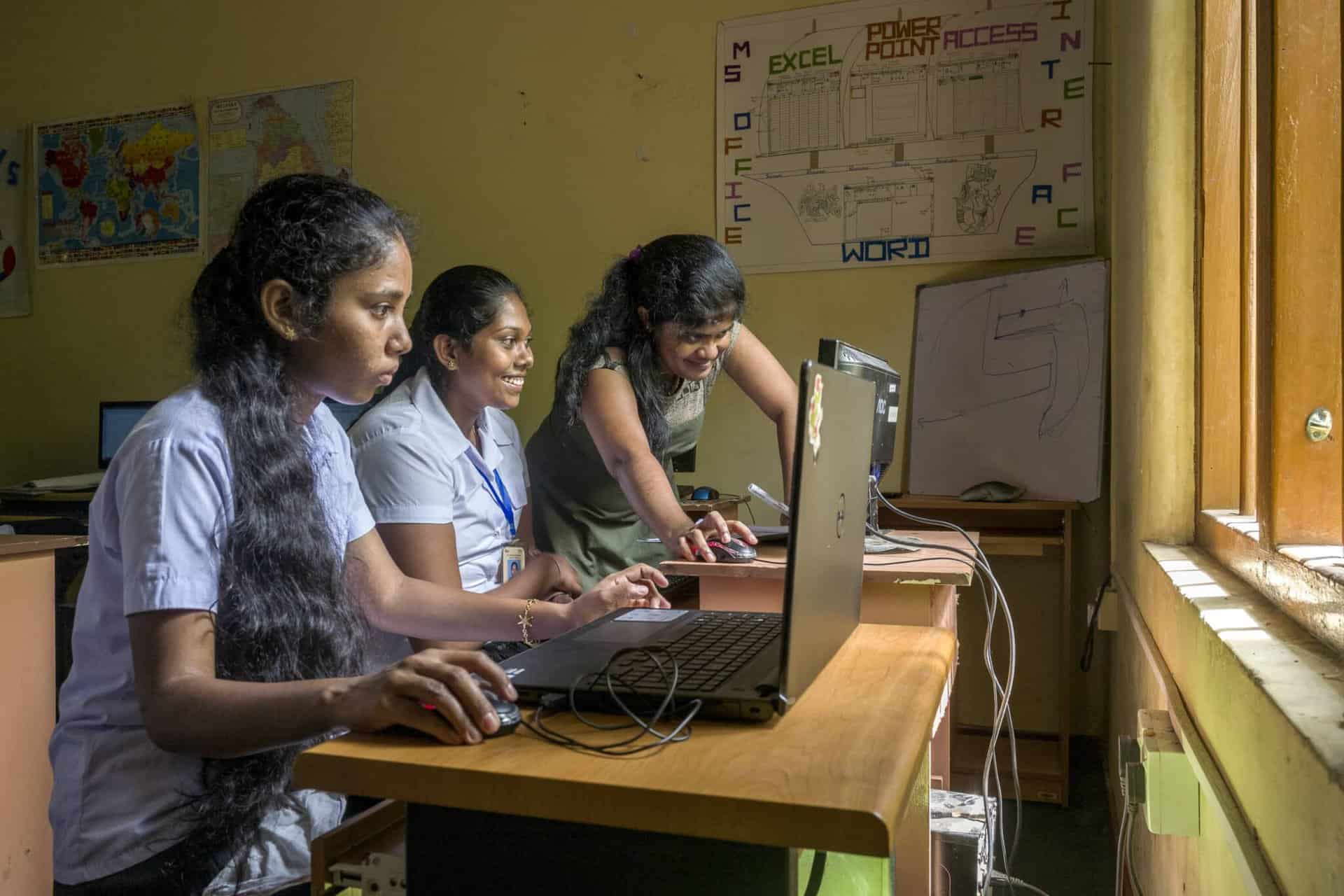 Woman in front of computers - Ilead project