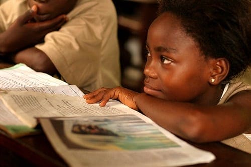 Jeune fille africaine dans une salle de classe
