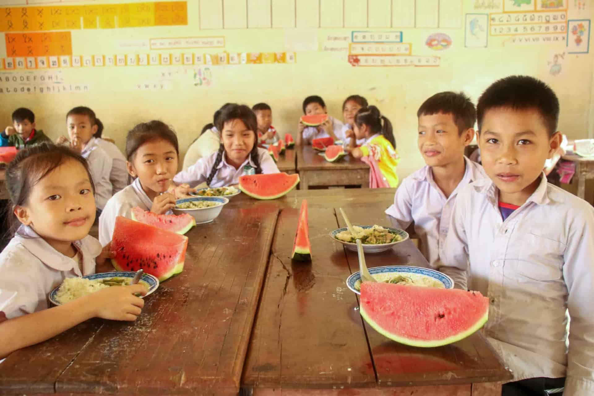 nutrition en milieu scolaire : écoliers lao à table