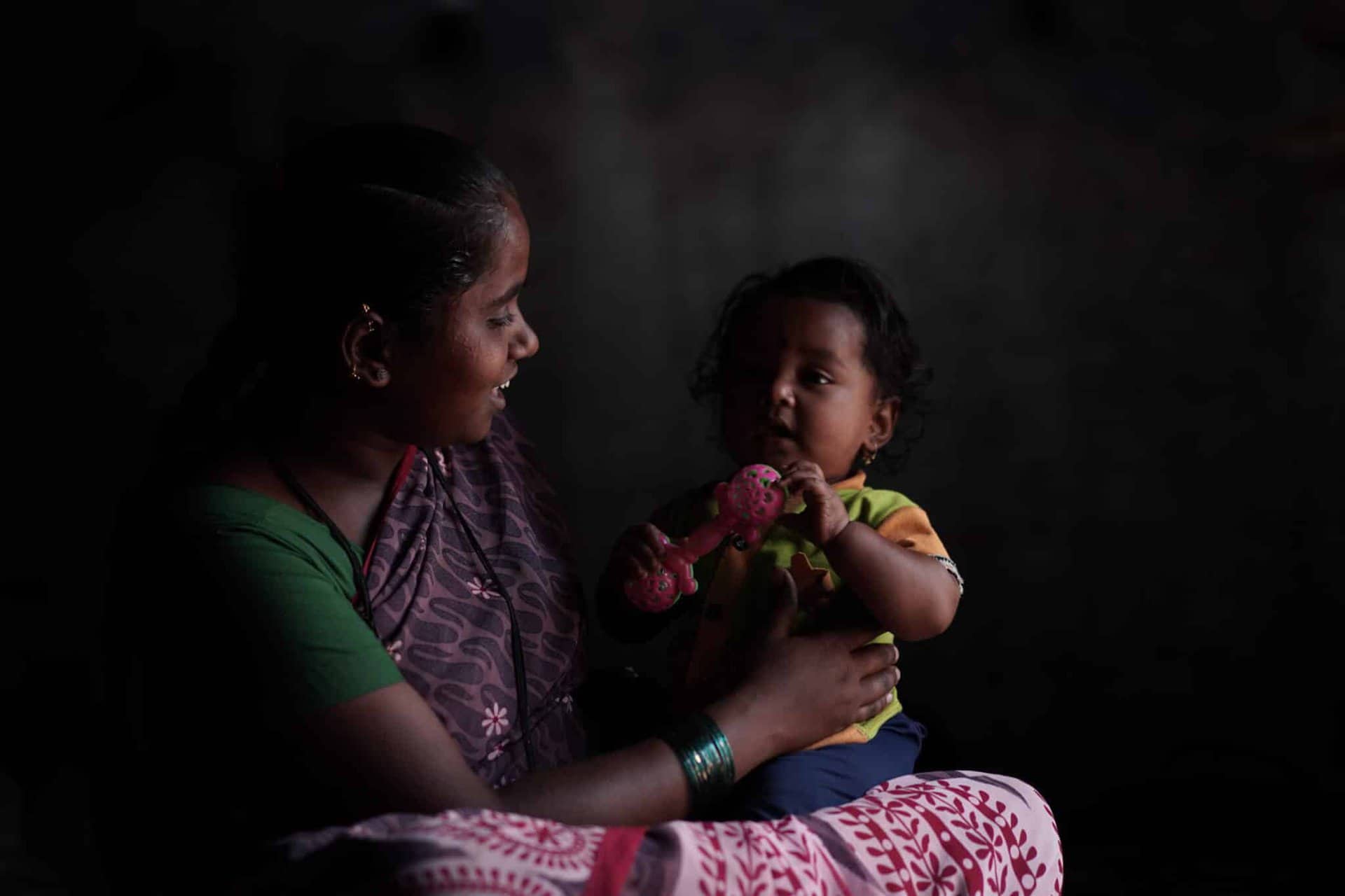 femme migrante en inde et son bébé en bonne santé