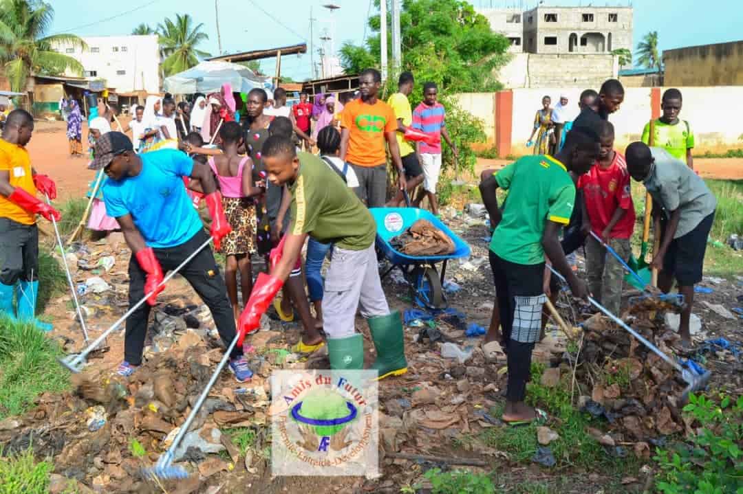 Jeunes de l'association "les amis du futur" en pleine action de salubrité dans le cadre des actions d'hygiène et d'assainissement du projet ACTE Afrique