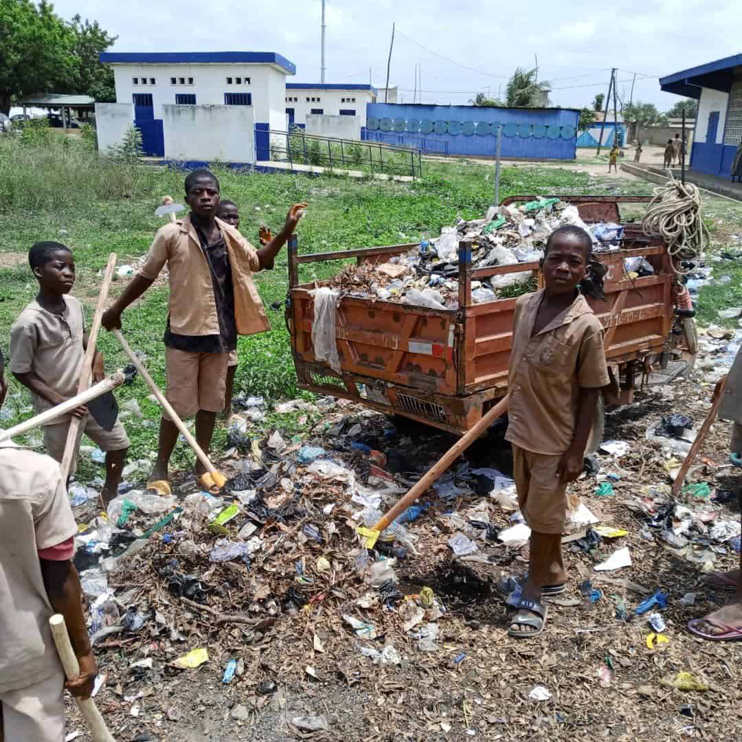 Grace au projet ACTE Afrique, des élèves s'engagent pour l'hygiène et l'assainissement de leur école et de leur milieu de vie au Togo