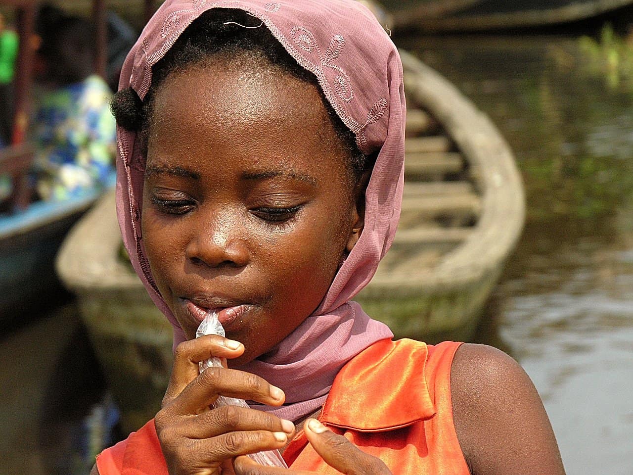 Journée mondiale de la santé : Portrait d'une jeune fille qui mange
