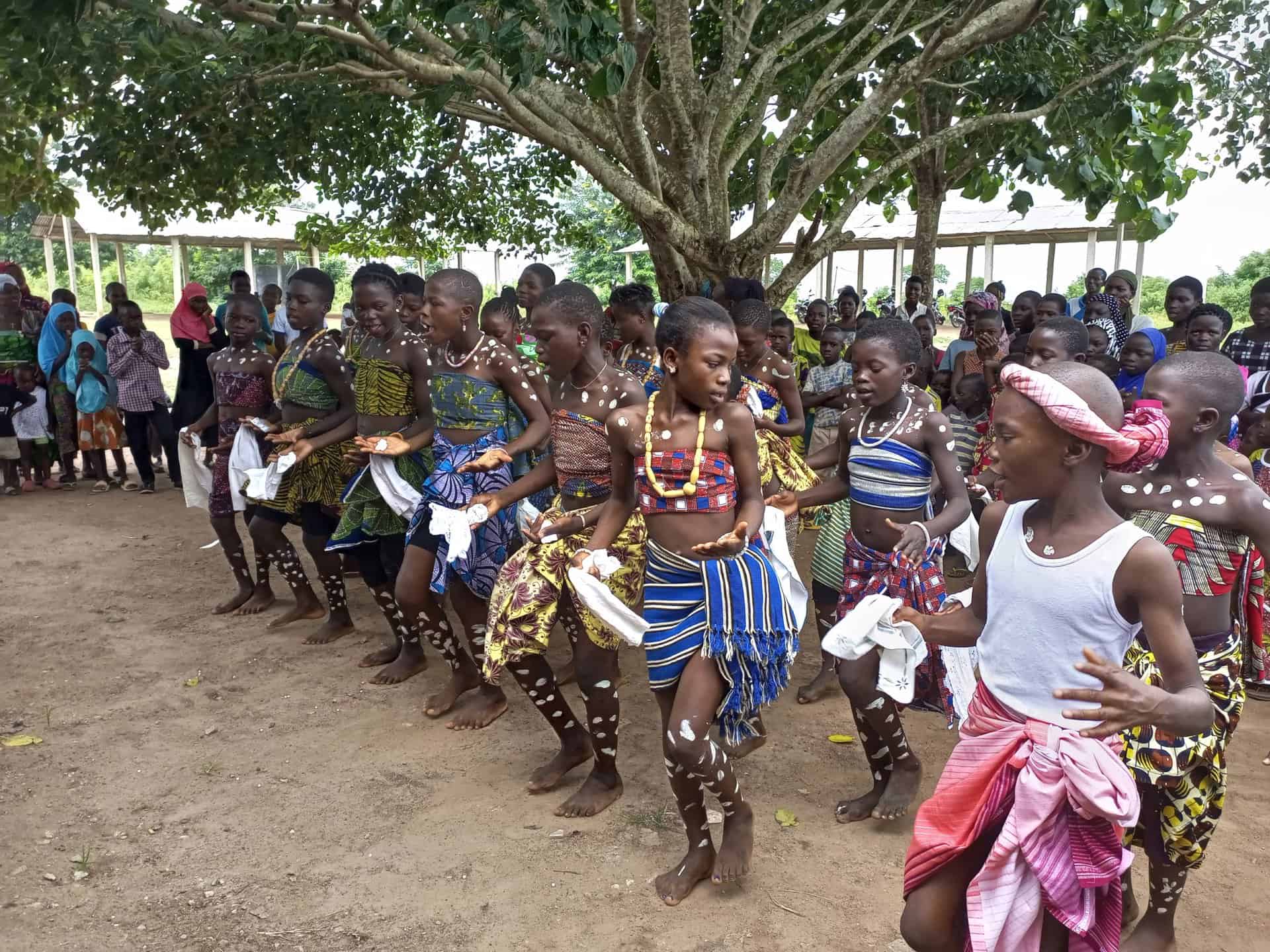 Activité culturelle axée sur le vivre ensemble au sein d’une école primaire, dans le cadre du projet ACTE Afrique. Togo, 2022. © Action Education Afrique