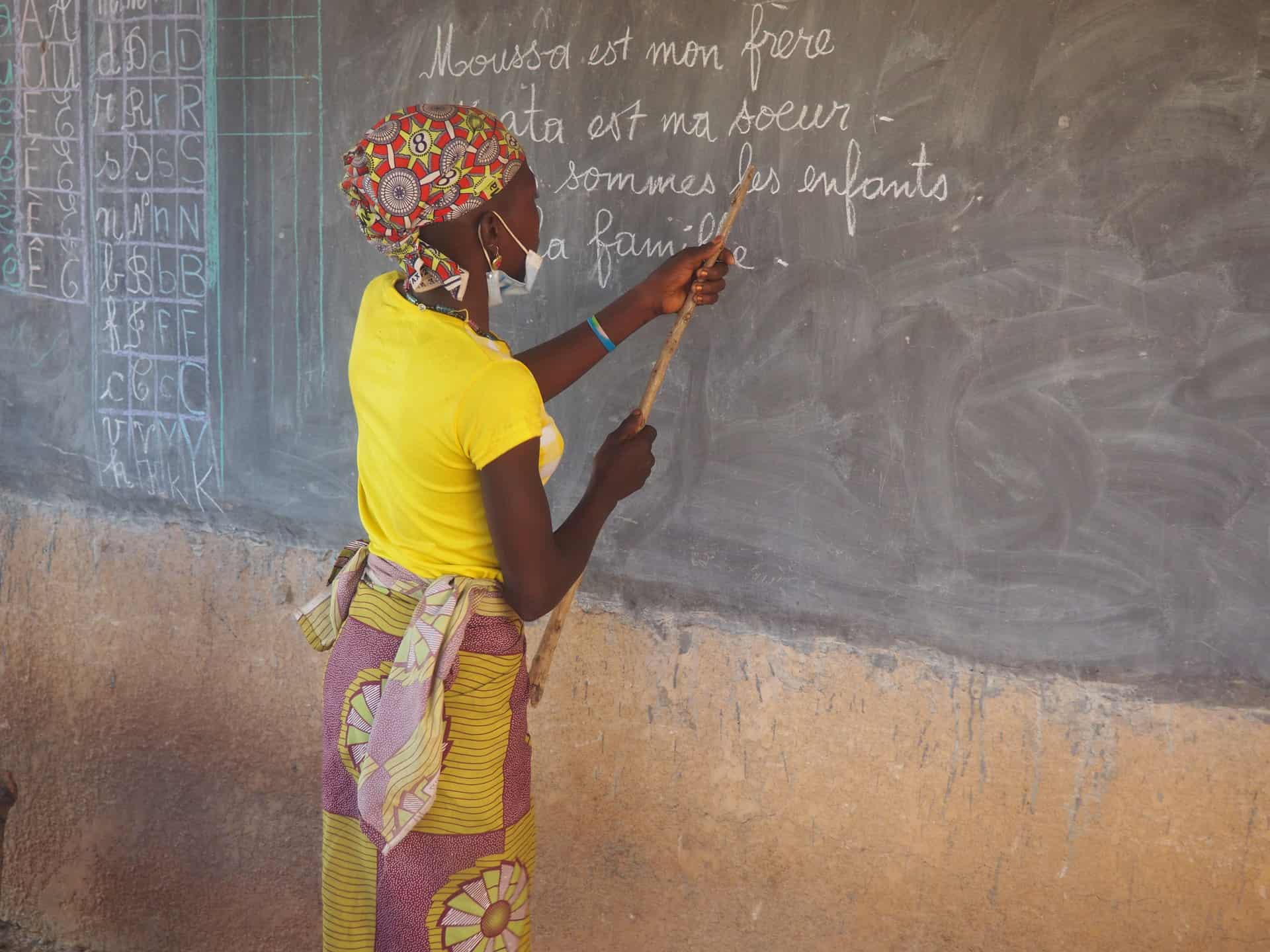 Alors que la violence se poursuit sans relâche au Burkina Faso, Action Education ouvre de nouveaux centres à la demande des communautés, pour donner une chance aux filles déscolarisées de retourner en classe. Burkina Faso, février 2022. © Dramane Sessouma