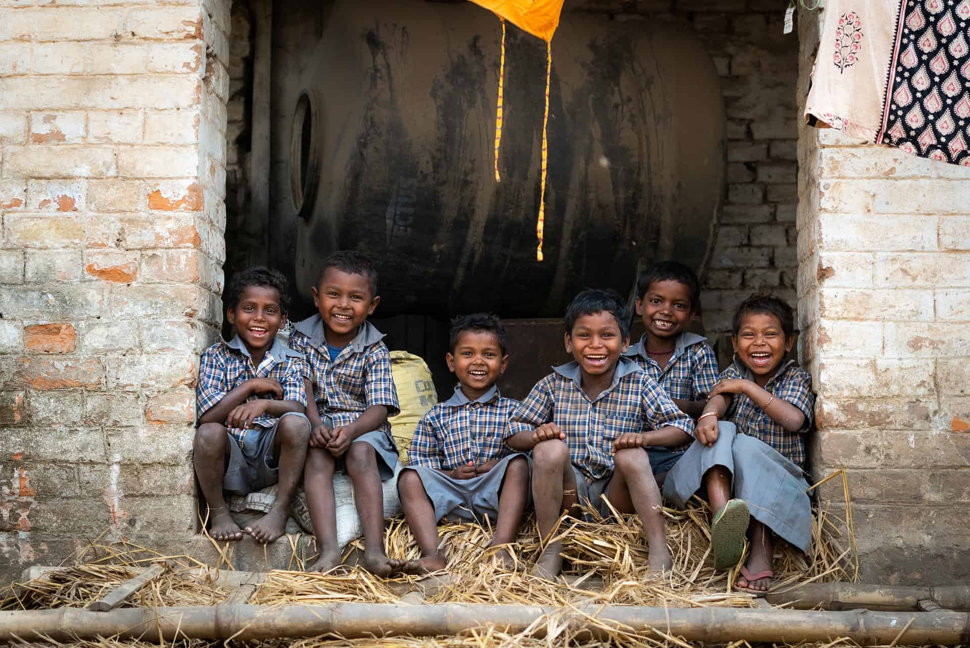 Des enfants, issus de parents migrants travaillant dans les briqueteries de Bihar en Inde, qui reçoivent une éducation grâce aux initiatives d'Action Education. Inde, Mars 2022. © Chandra Kiran