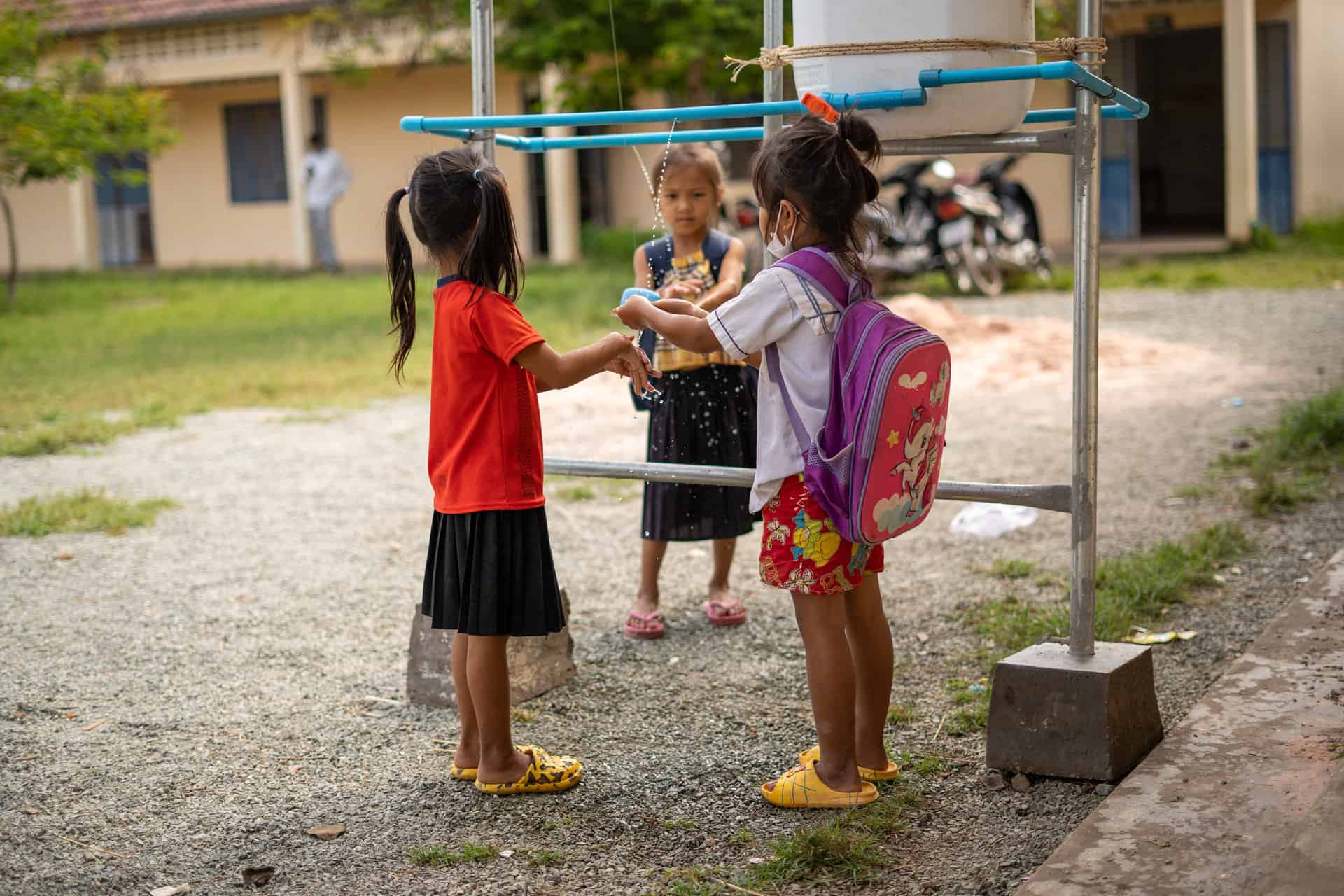 Dans la province de Kep au Cambodge, une station portable de lavage des mains assure de meilleures conditions d'hygiène pendant la pandémie de Covid-19. Cambodge, mars 2022. © Christine Redmond