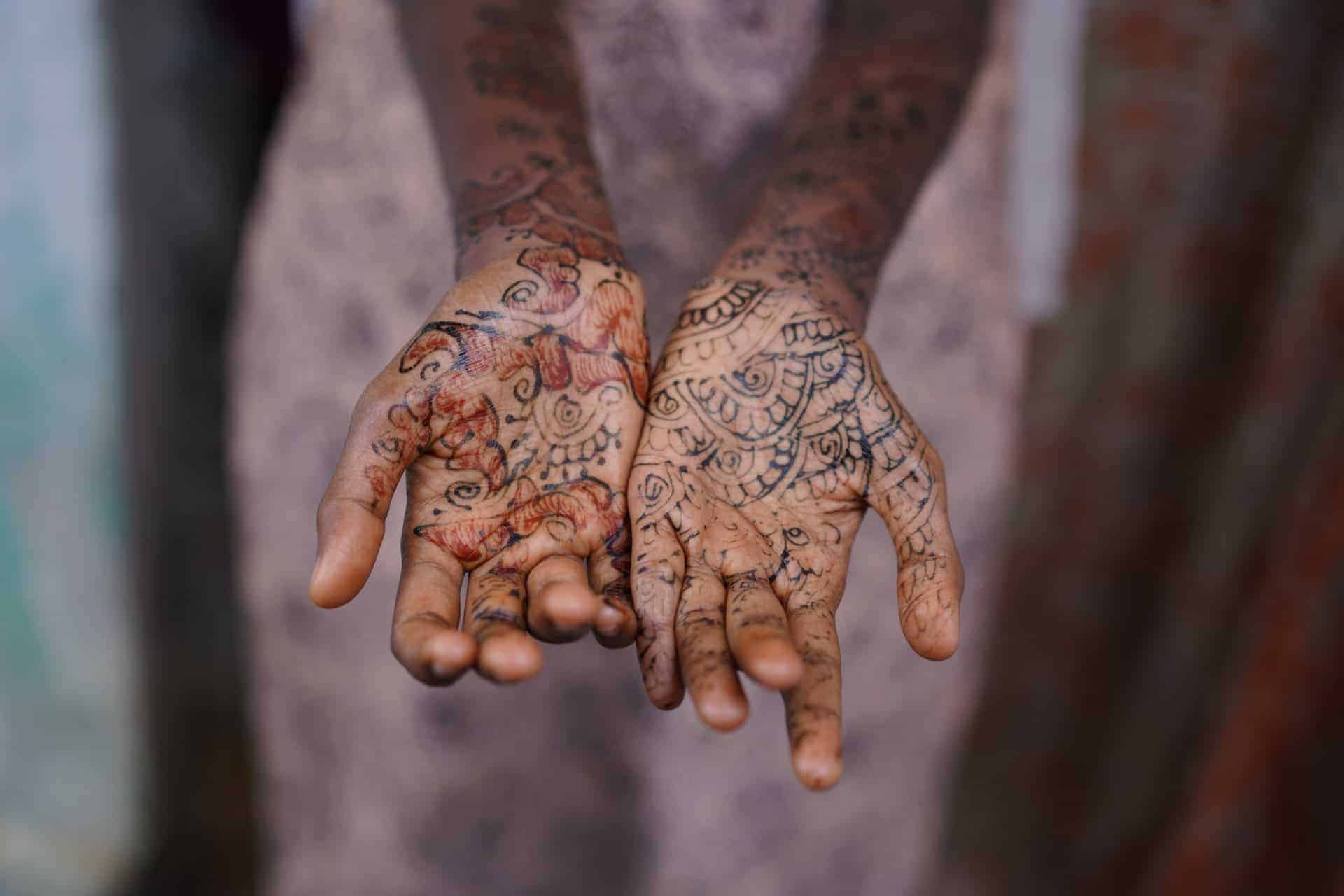 Projet Enlight : fille aux mains tatouées
