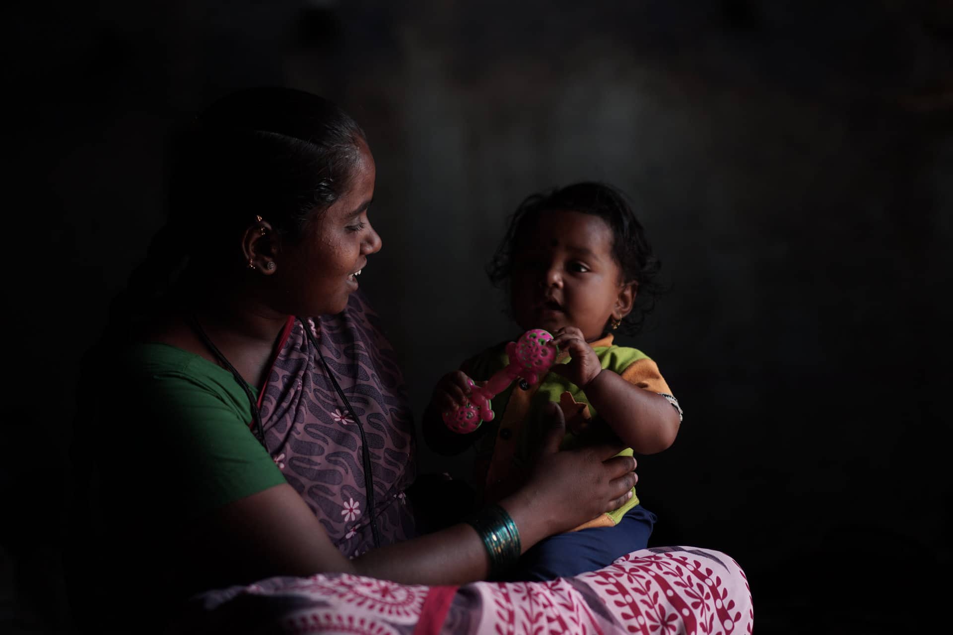 Une mère et son enfant, bénéficiaires des projets d’Action Education dans le cadre de la migration interne en Inde. Inde, Mars 2022. © Chandra Kiran