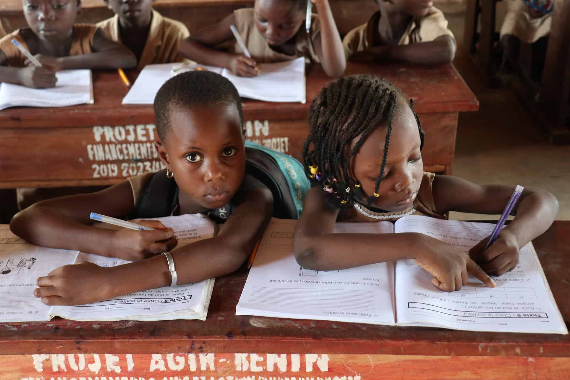 Des écoliers dans une salle de classe, dans le cadre du projet AGIR d’Action Education. Bénin, Janvier 2022. © Arina Bzhinaev