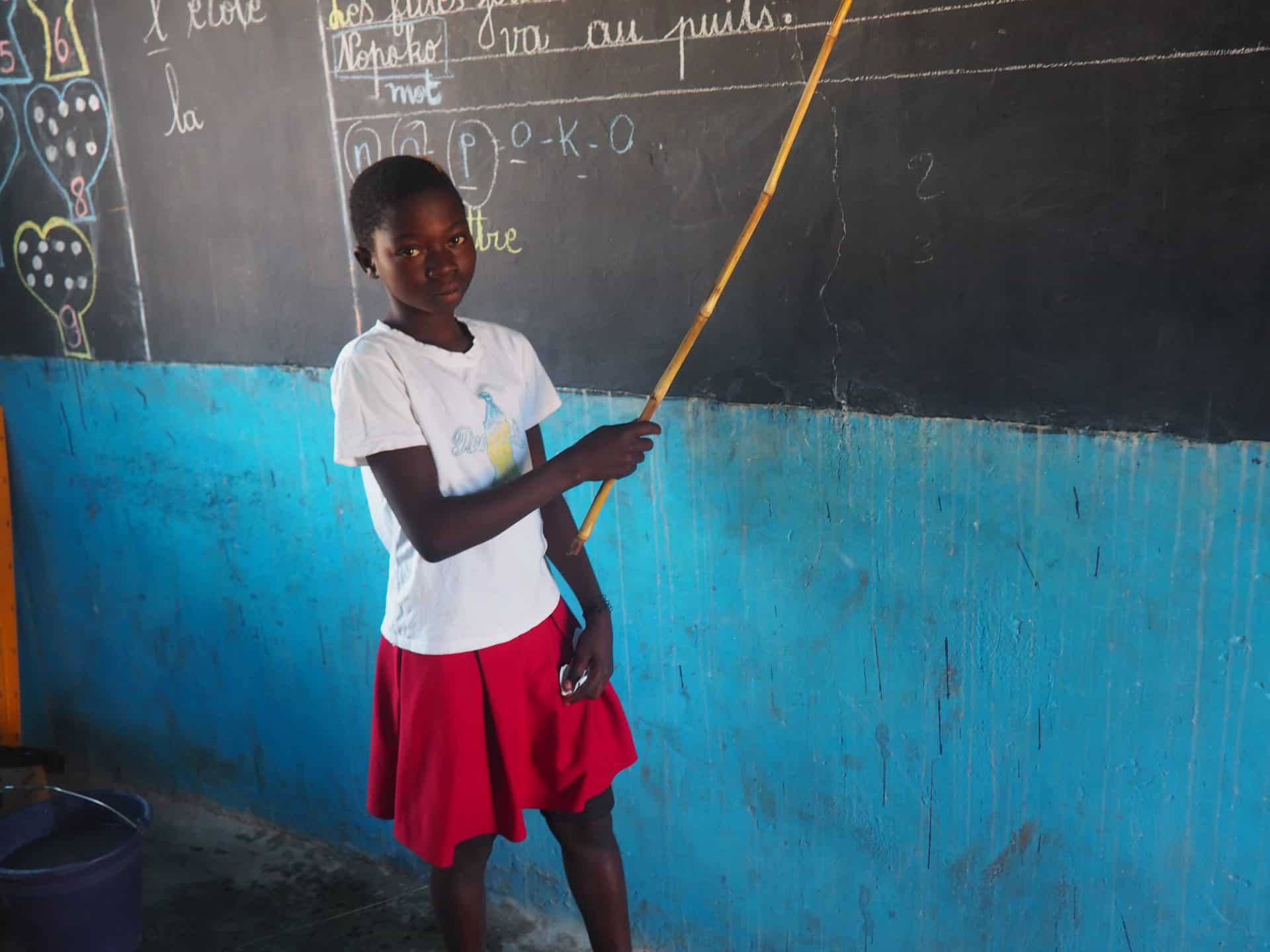 Somda Ester, une élève du centre SSAP de la commune de Bozo pendant une séance de lecture en classe, dans le cadre du projet SCOLFILLE. Burkina Faso, Février 2022. © Dramane Sessouma