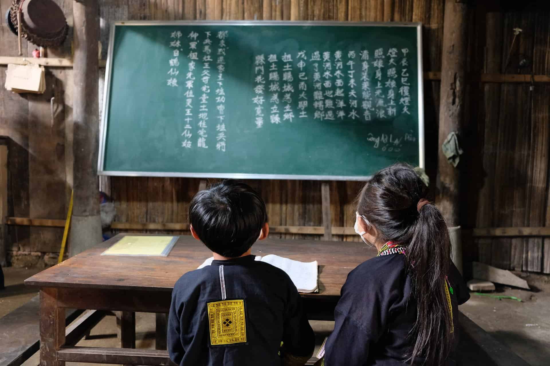 Les deux plus jeunes élèves de la classe ! Dans la province de Lao Cai, Action Education est présente à travers plusieurs projets ciblant les minorités ethniques. Vietnam, mars 2022. © Action Education Vietnam