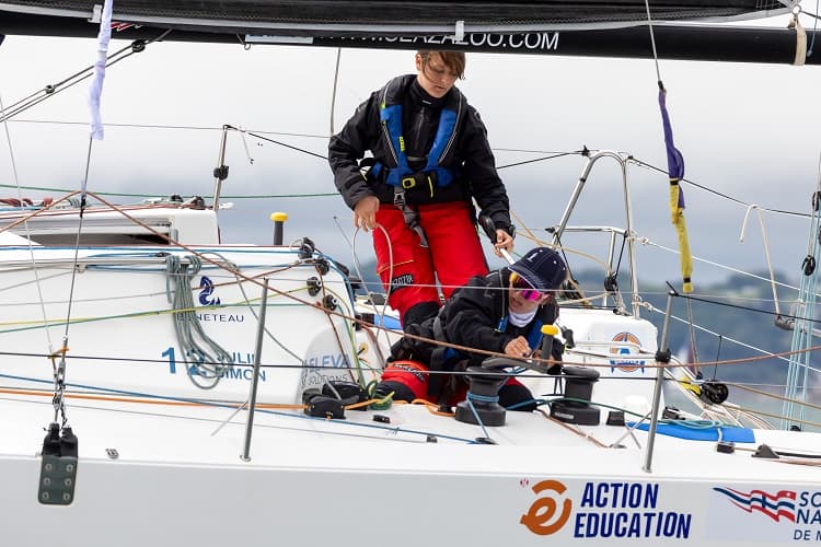 L'équipe féminine d'Albane Dubois au Tour Voile 2023, le logo Action Education est visible sur la coque du bateau