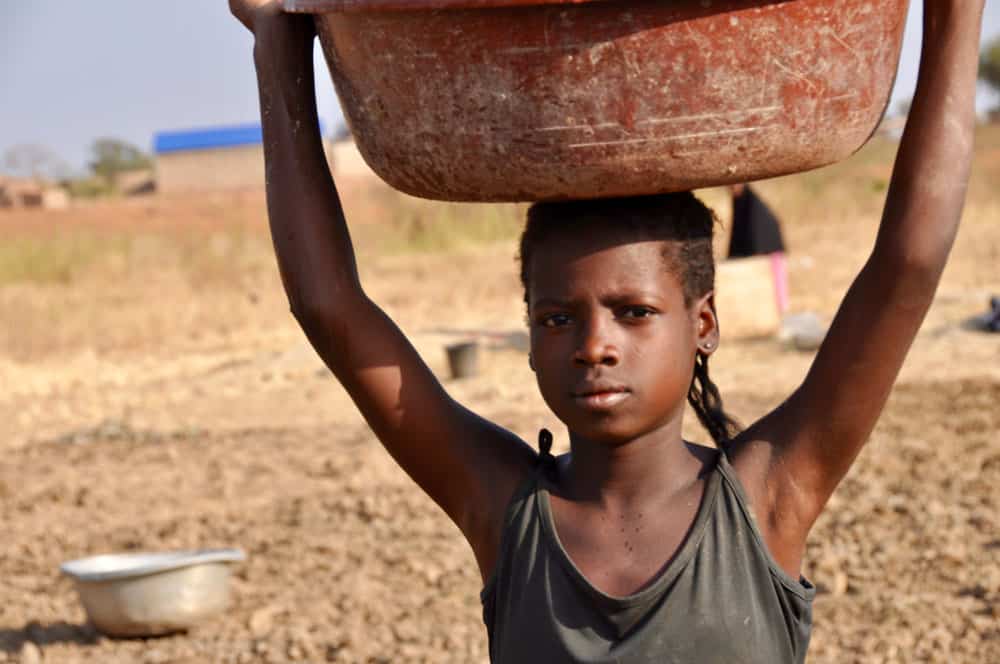 Jeune fille en pleine corvée d'eau au Burkina-Faso