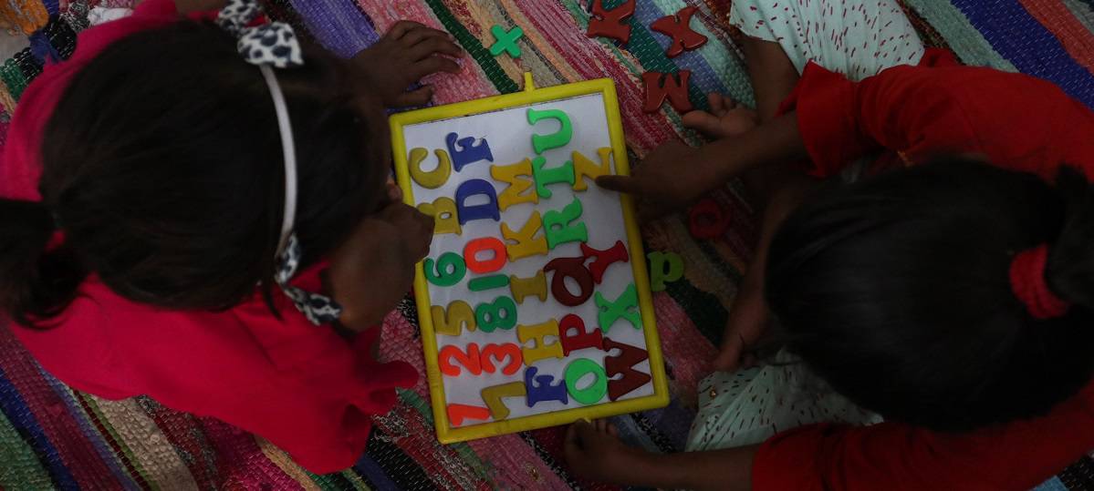 Deux enfants jouent à un jeu avec des chiffres et des lettres