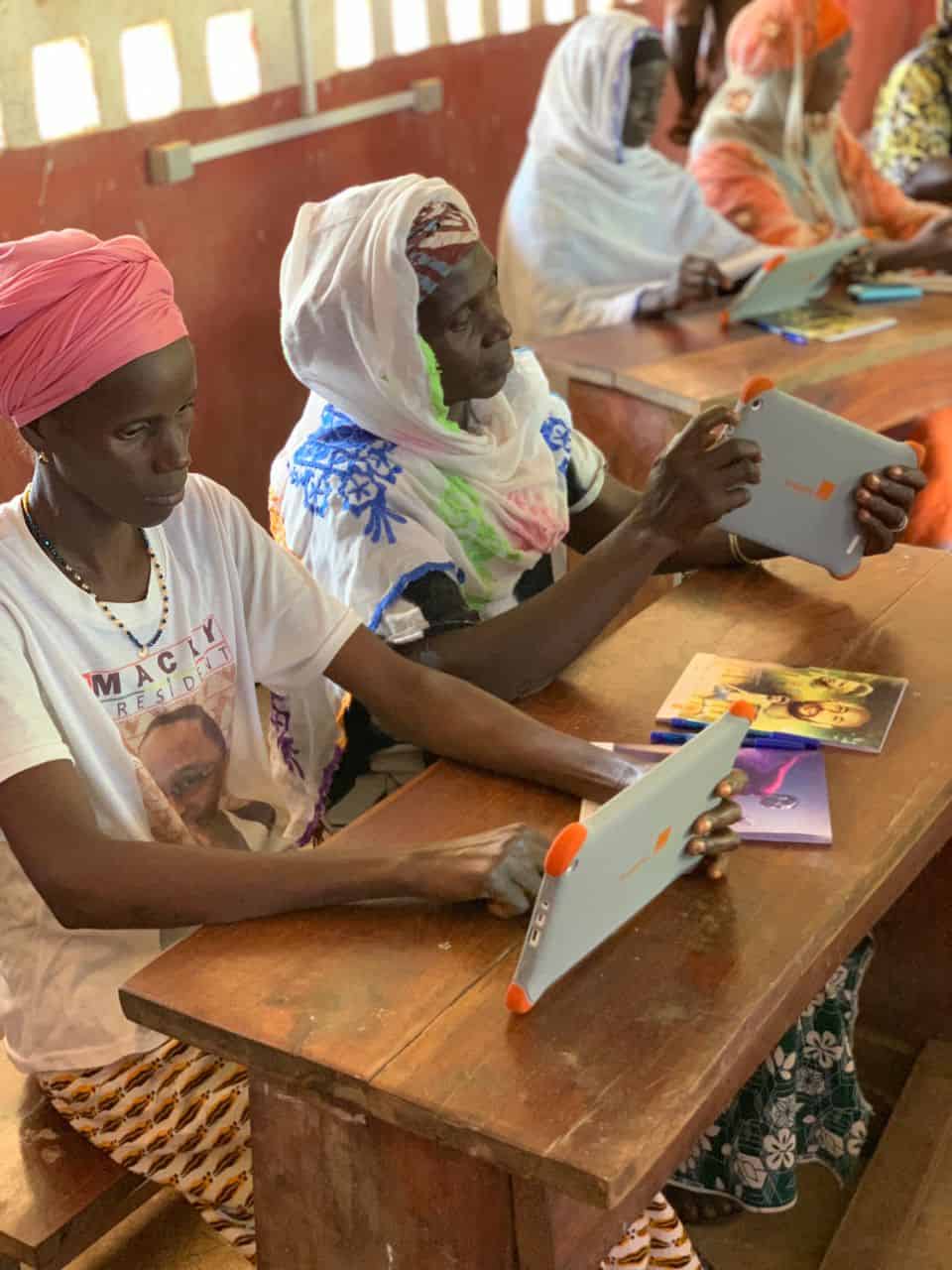 Women getting to grips with tablets at the Tambindjè digital house in Guinea
