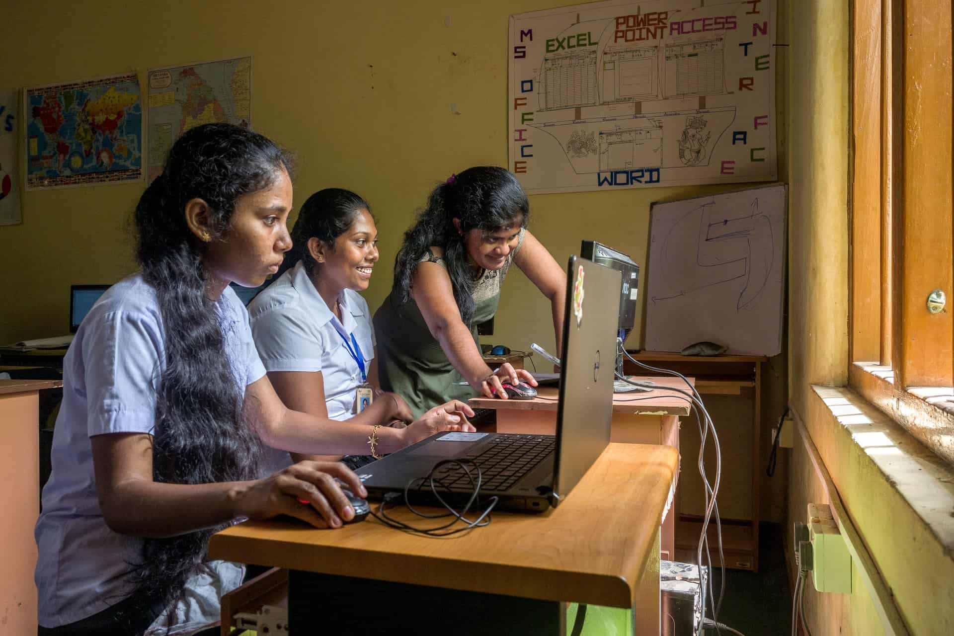 Des jeunes filles suivent un enseignement en informatique au sein du Centre iLEAD d’Hikkaduwa au Sri Lanka