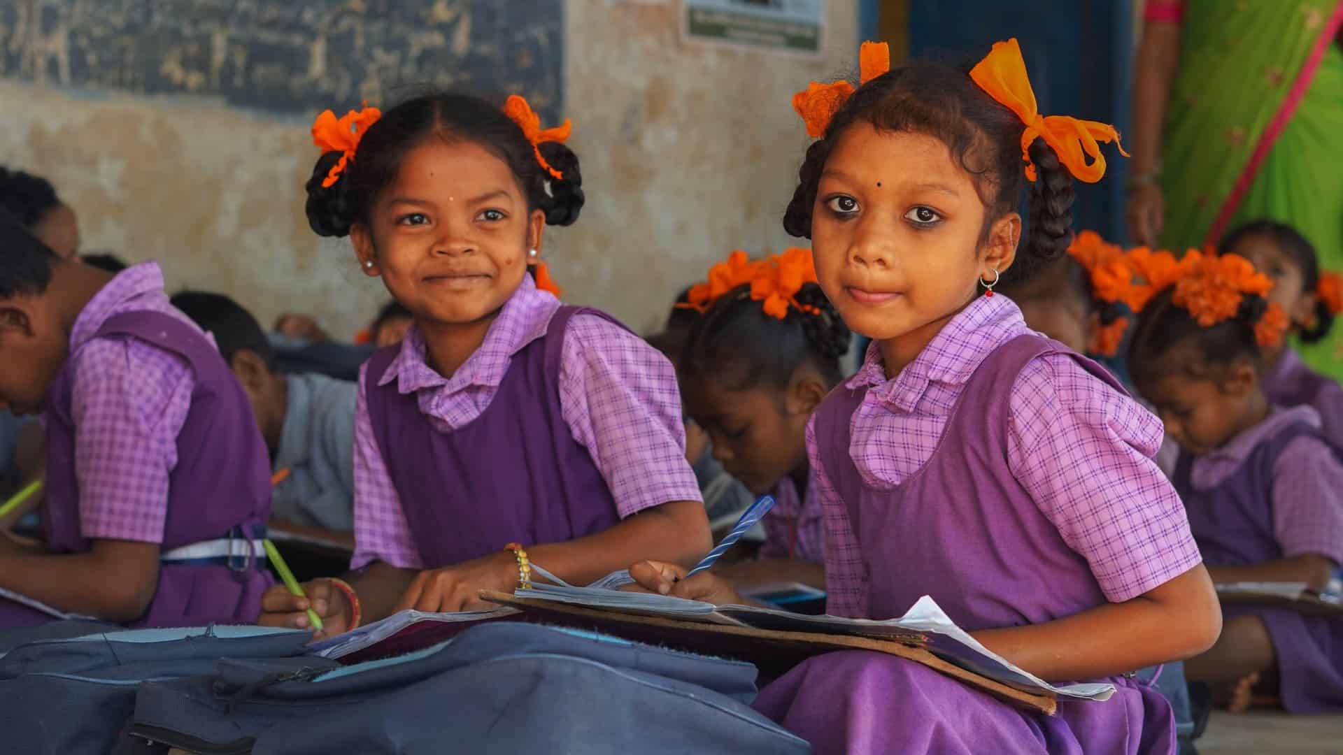 Des petites filles en train d’étudier. District de Vizianagaram, Andhra Pradesh, Inde, 2023. © Chandra Kiran 