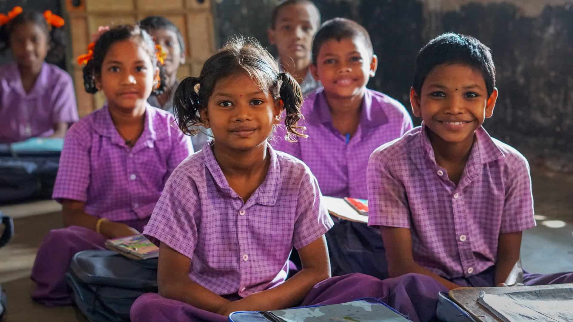 Les faibles niveaux d'alphabétisation des enfants vivant dans les zones montagneuses isolées sont attribués aux taux élevés d'abandon scolaire parmi les enfants des tribus, qui ont des difficultés à comprendre la langue d'enseignement, qui est le telugu. District de Vizianagaram, Andhra Pradesh, Inde, 2023. © Chandra Kiran