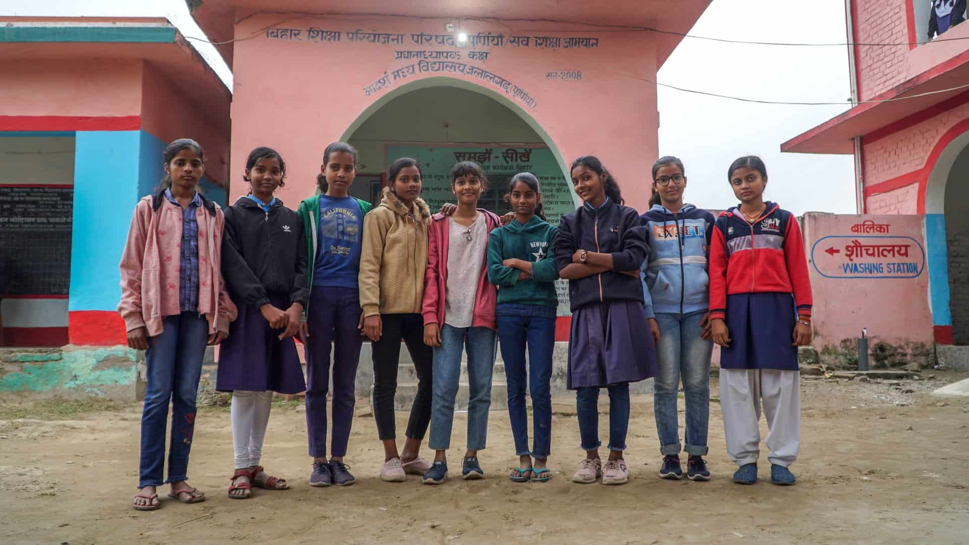 Jeunes filles du projet Aakriti, qui vise à faciliter l'accès à une éducation de qualité dans un environnement favorable aux enfants. Bihar, Inde, décembre 2023. © Chandra Kiran