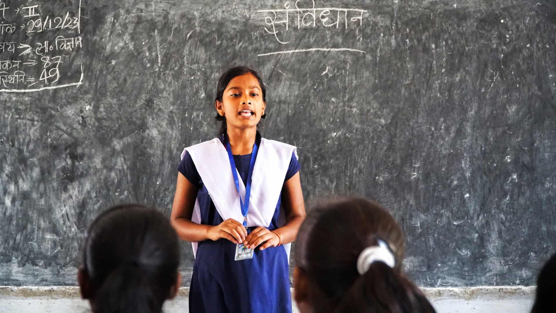 Jeunes filles du projet Aakriti, qui vise à faciliter l'accès à une éducation de qualité dans un environnement favorable aux enfants. Bihar, Inde, décembre 2023. © Chandra Kiran