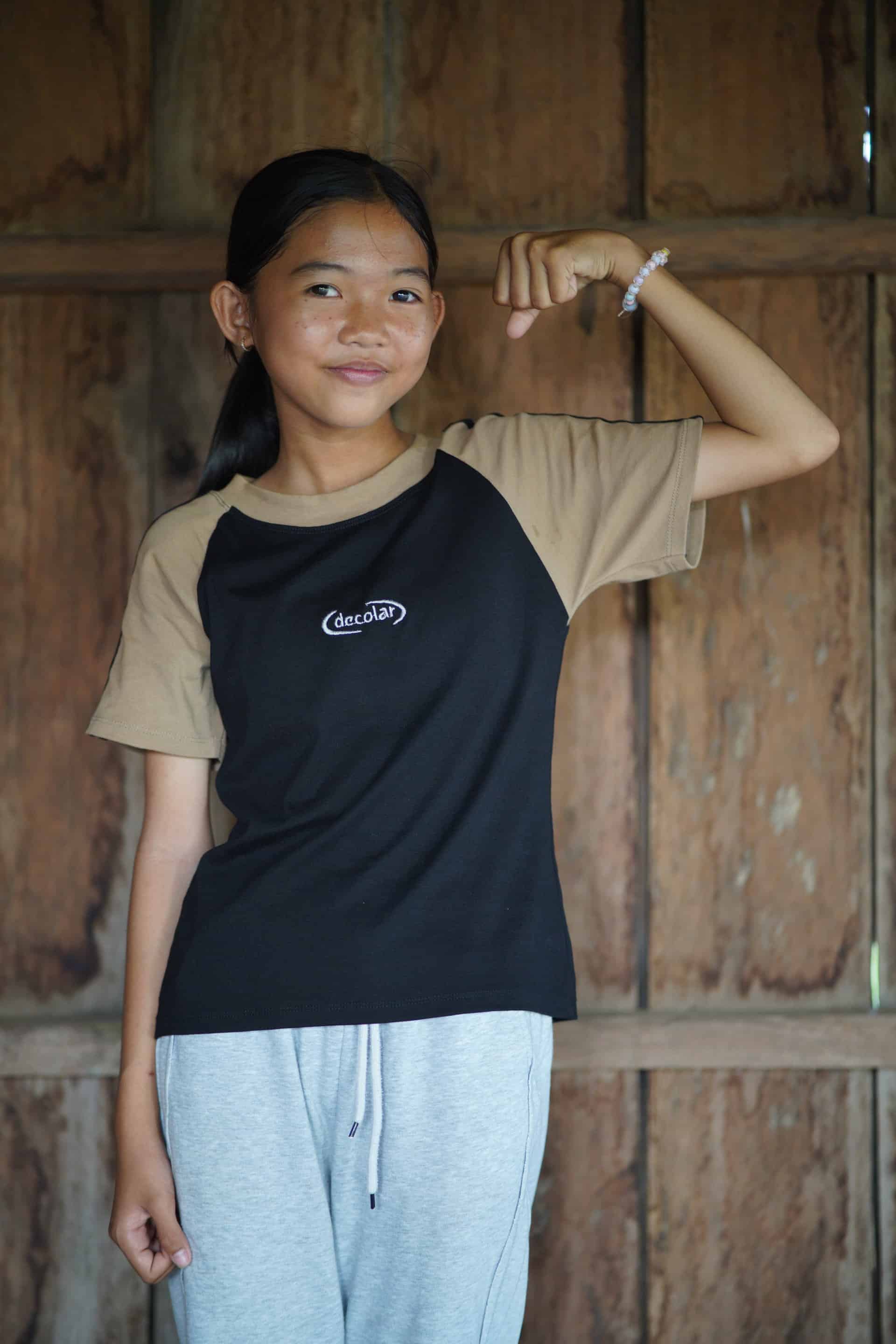 Une jeune fille issue du groupe ethnique minoritaire Phnong, posant fièrement. Cambodge, décembre 2023. © Gilles Oger
