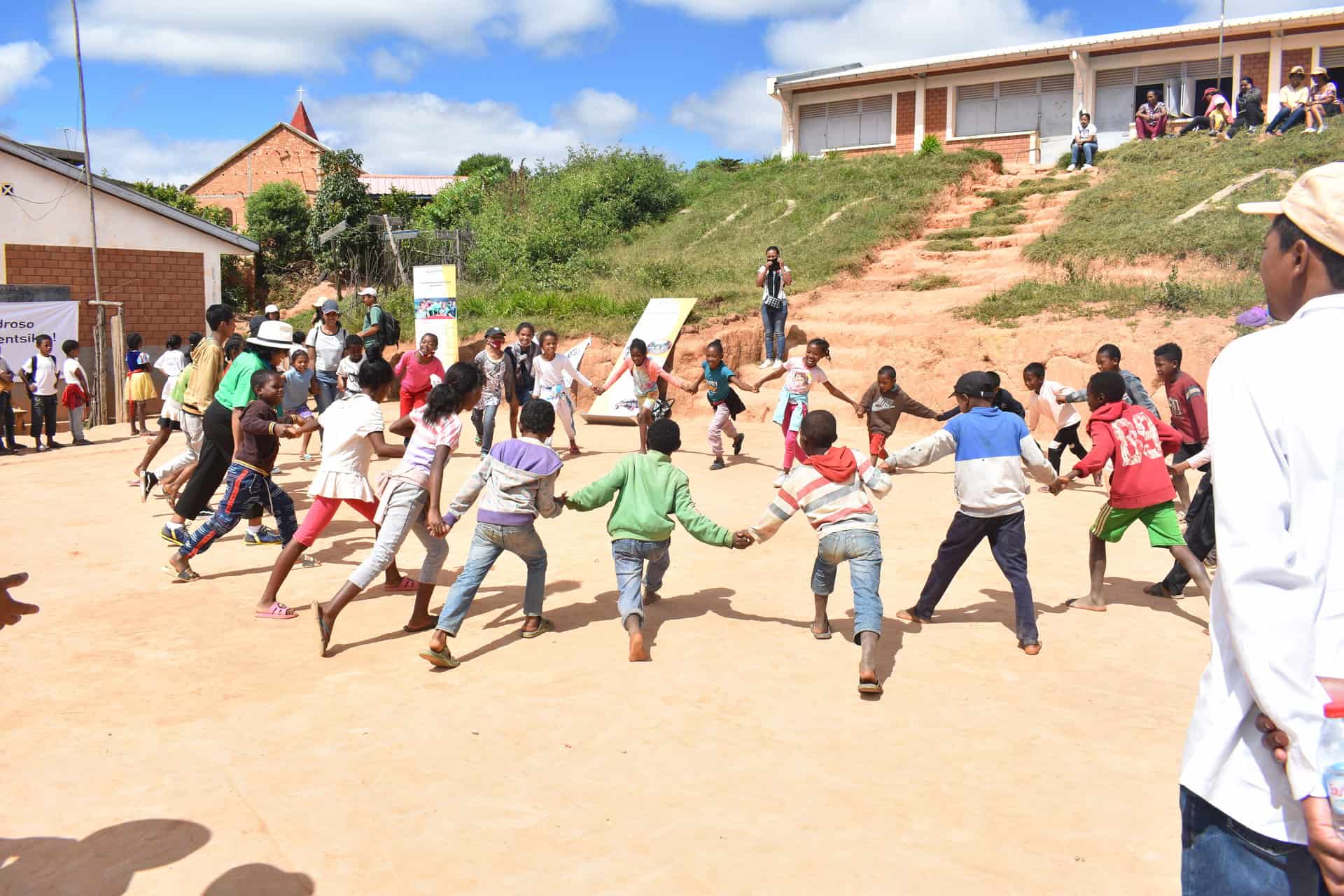 Animation pendant le reboisement par les bénévoles d’Action Education. Antananarivo, Madagascar. 2023. © Action Education Afrique.