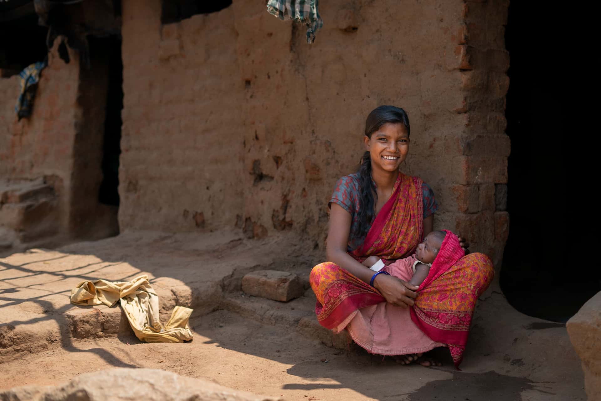 Une jeune mère à Hyderabad, qui est la capitale de l'État du Télangana, au sud de l'Inde. Hyderabade, Inde. Avril 2023. © Chandra Kiran