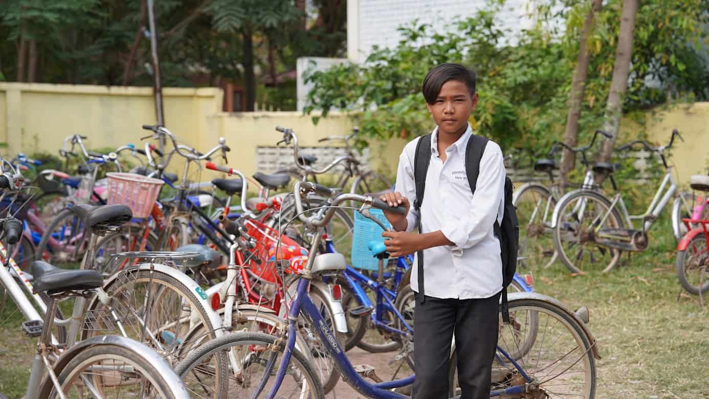 Sem Thong, 16 ans, vivant dans la commune de Chum Kriel (province de Kampot), bénéficie des rénovations de son école et d'une bourse pour un vélo grâce au projet CO-SAVED, améliorant ainsi sa fréquentation scolaire et ses résultats académiques. Mars 2023, © Action Education Cambodge