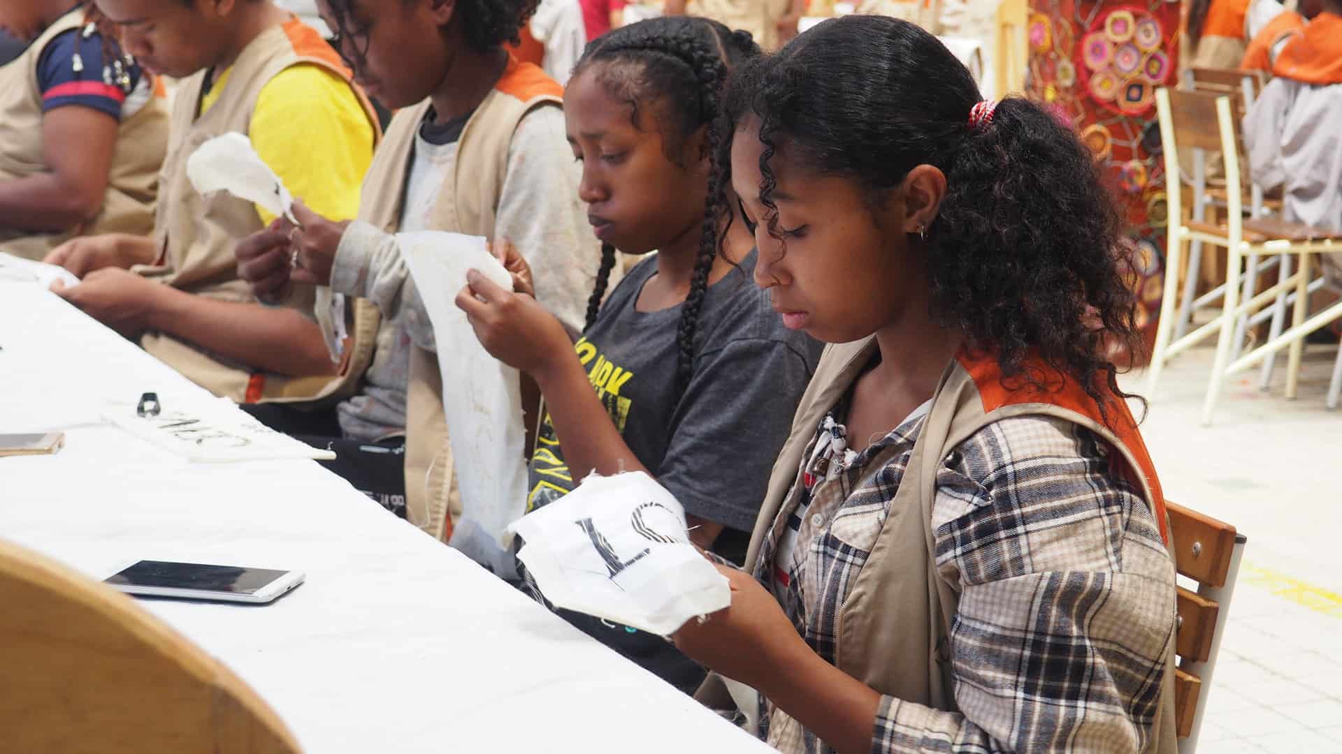 Le projet Sandratra d’Action Education vise à renforcer l’insertion professionnelle de 900 jeunes mères célibataires déscolarisées âgées de 15 à 29 ans en vue d’obtenir un revenu décent. Madagascar, 2023. © Action Education Afrique