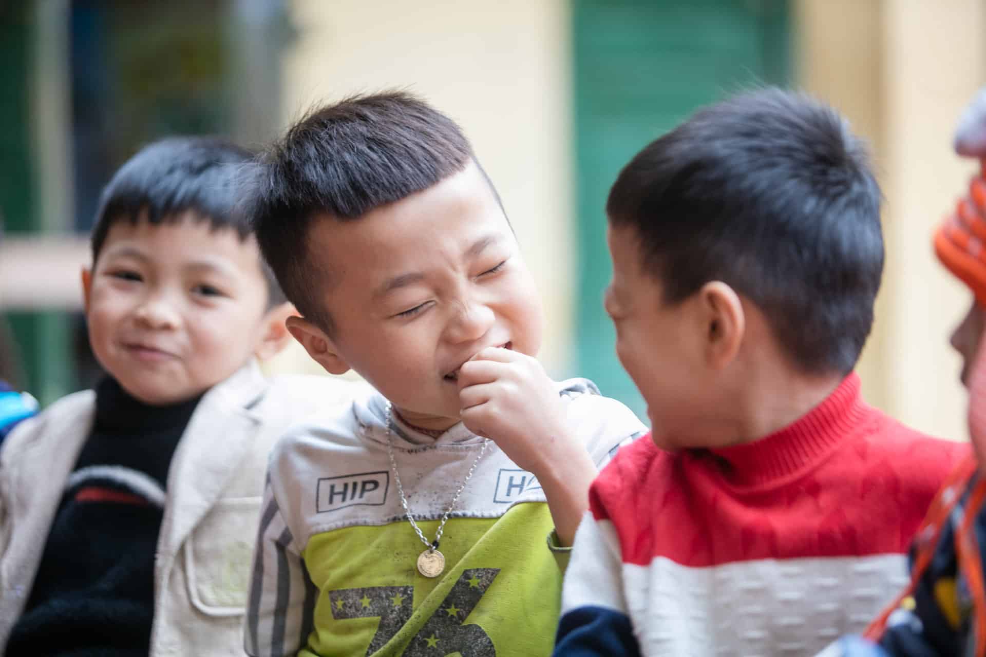 Des petits garçons dans la cour de récréation de leur école. Vietnam, 2023. ©Trang Nguyen 