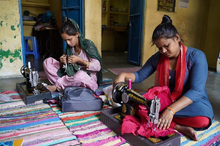 Femmes dans atleier de couture à New Delhi