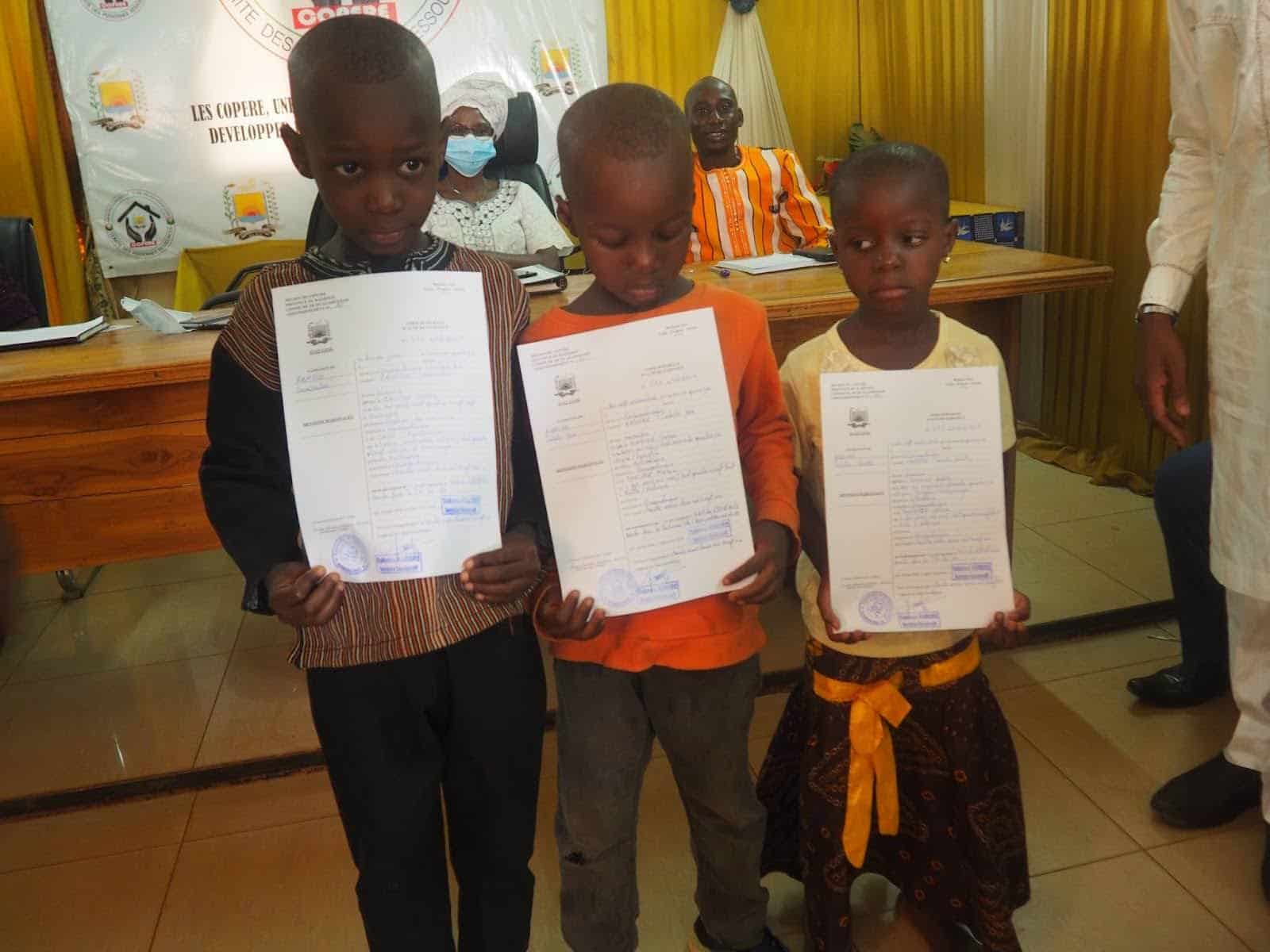 Présentation des actes de naissance par les élèves accompagnés, commune de Ouagadougou. 
