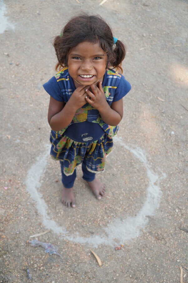 Random clicks at brick kiln worksite (9) - Copyright _ Chandra Kiran KATTA Little girl in a brick factory in India